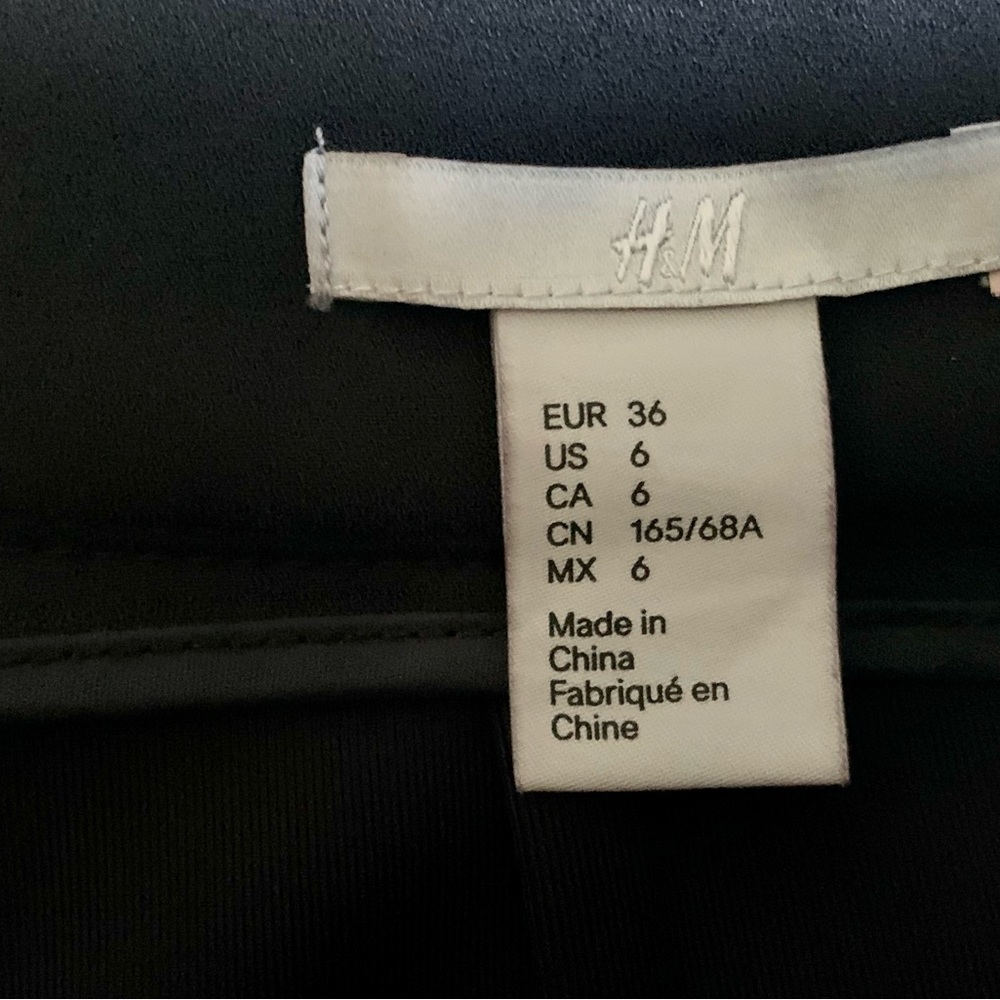 NWOT PENCIL SKIRT W/TWO FRONT FUNCTIONAL ZIPPERED POCKETS. GOLD ZIPPER IN BACK. - Picture 3 of 5